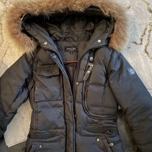 Hollies - Säljer min Hollies jacka,i fint skick ,jätte fin päls. I strl 32,vid snabb affär kan priset diskuteras 💕