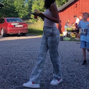 Kostymbyxor - Sparsamt använda! Första bilden är likadana byxor fast ett par andra på min kusin. Sitter som en smäck, passar 165 och nedåt. Strl 32 men passar även 34