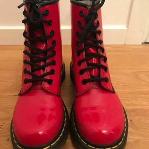Röd/rosa dr martens - Jättefina rosa-röda dr martens skor i storlek 36! Speciellt fina på hösten och våren:) säljs pga av att jag inte använder dom så mycke som jag borde!!! De är i princip i nyskick förutom repor på insidan av de båda skorna (om de önskas närmare bilder kan jag absolut skicka) pris är diskuterbart, och jag möts gärna upp nånstans i Stockholm (nypris 900kr)