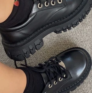 Platform shoes/ loafers typ  - Delilas platform shoes❤️‍🔥’ knappt använda  skriv vid frågor och egna bilder💬 passar nog om man har 37 också. Originalpris typ 1000 pga tull. 