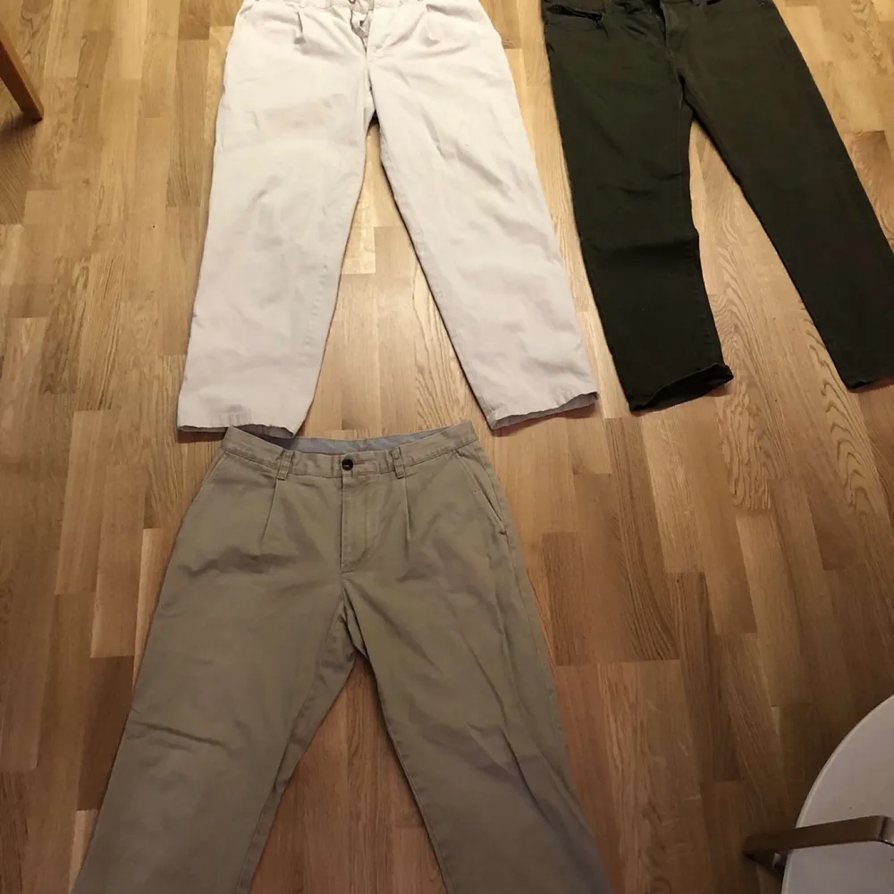 Beige/Vita Chinos med rak passform storlek 34/32 Pris: 100kr, Mörk Gröna Dressmann chinos storlek 36/30 Pris: 80kr, Ljus gröna chinos med rak passform storlek 33/30 Pris: 80kr. Kan frakta eller mötas upp!. Jeans & Byxor.