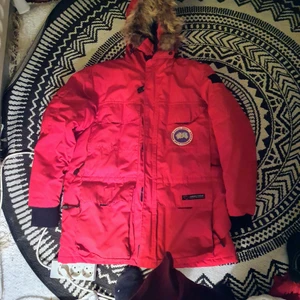 Unisex Canada goose jacka - I mycket bra skick och passar xs_ m beror på hur man vill ha på .finns fler bilder och bud I I kommenterna. Jackan och jag har en bla vmzgood nice and flat f
