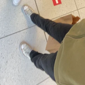 svarta mid rise  - assnygga midrise jeans som nästan aldrig är använda. jeansen är i nyskick och inga skador eller fläckar. skriv för fler bilder 