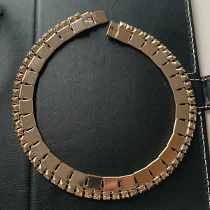 Halsband i färgen guld -  Hals spann som har inte använt mycket. Jättefin passar perfekt med vad som helst ⚡️⭐️