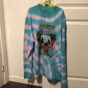 Långärmad tröja  - Lite oversized, balla färger, skönt stretchigt tyg 