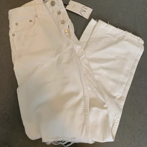 Vita jeans från Zara - Vita populära jeans från Zara, raka i modellen med slitningar på knäna! Stl 38! Aldrig använda med lappen kvar!
