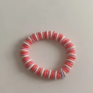 Pink - Den är rosa och vit. Den är också super snygg och kommer passa till pink outfits!❤️