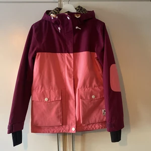 Skidjacka från wear colour - Superfin jacka från wear colour i storlek XS. Sparsamt använd. Nypris 1799kr mitt pris 600kr