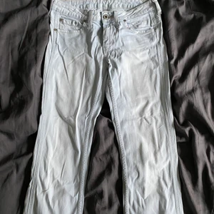 Lågmidjade ljusblå jeans - Säljer mina jättefina superfint lågmidjade jeans som är köpta secondhand. De är jättelånga (34) men tyvärr för tighta i midjan för mig. 