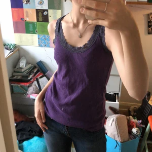 Lila spetslinne strl M<3 - Fint lila spetslinne i storlek medium<3 köpt second hand fast i bra skick! :) använt ca 3/4 gånger. lite stort på mig med storlek small.💘