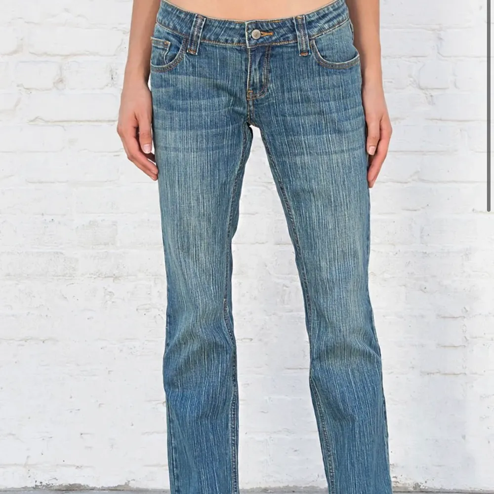 Supersnygga lågmidjade jeans från Brandy Melville stlk M. Helt oanvända med lapp kvar. Säljer då dom är för stor på mig. . Jeans & Byxor.