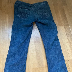 Jeans lågmidjade  - Säljer mina supersnygga jeans då dem tyvärr blivit för små för mig och inte kommer till användning längre. Dem är wide leg längst ner men det fick inte plats på bilden, de har även tryck på bakfickorna.  Dem är köpta här på Plick. Skriv gärna till mig om du har några frågor om plagget!  Buda eller köp direkt för 200kr❤️ först till kvarn! 