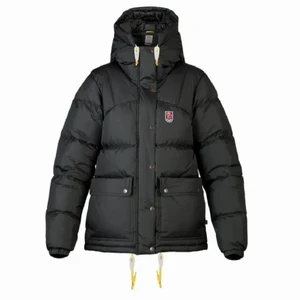 Fjällräven expedition down lite - INTRESSEKOLL på min favoritjacka. Den är helt felfri och precis kemtvättad. Den är i XXXS men passar nog allt mellan xs-L beroende på hur man vill att den sitter. Är som sagt inte säker på om jag vill sälja så buda så får jag se hur jag känner. (Andra bilden är lånad) kan tänka mig byta mot en Moncler av något slag. Det är inte fläckar på sista bilden, de är ljuset bara. HÖGSTA BUD: 5600