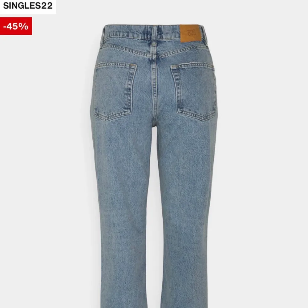 Säljer ett par jeans från BDG Urban Outfitters i strl 27 = vilket jag själv skulle säga är i strl 36. Sitter jättebra och snyggt, knappt använda! . Jeans & Byxor.