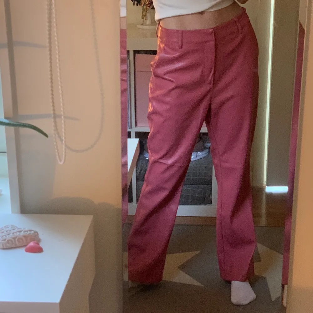 Byxor i en superfin rosa färg i skinnimitation som är lite för stora för mig. De är endast använda en gång så skicket är jättebra. De är raka i modellen/ lite bootcut. Jag är 163cm. Från Gina Tricot💗. Jeans & Byxor.