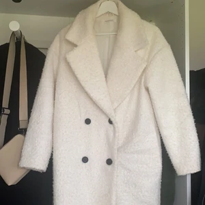 Teddy kappa - Teddy kappa köpt på asos 2 år sedan, aldrig använd endast hängt i garderoben därav säljer jag den! Storlek 36, men jag har den även om jag normalt är en 34.. i priset ingår frakt! Från märket glamorous!