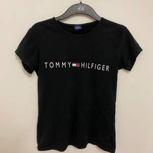 En svart Tommy hilfiger t-shirt i strl S. Knappt använd 