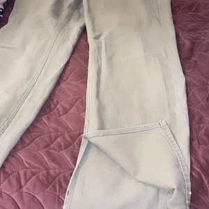 Shein jeans - Säljer ett par fina jeans från shein dom är helt nya. Dom är också lite öppna vid benen.