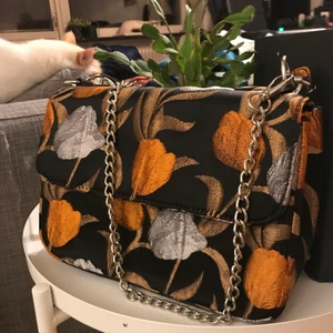 HVISK väska  - Otroligt fin väska ifrån HVISK. Tyvärr aldrig kommit till användning. Medföljer kedjeband. Försluts med magnet. Aldrig använd! 