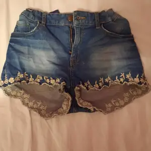 Jättegulliga shorts i bra skick från kappahl med brodering längst ner i kanten🥰