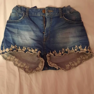 Shorts med brodering från Kappahl - Jättegulliga shorts i bra skick från kappahl med brodering längst ner i kanten🥰