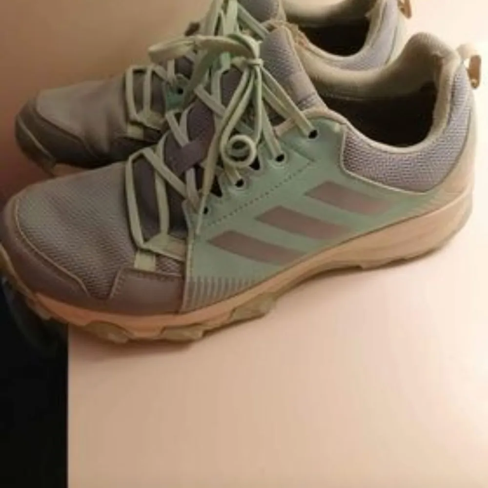 Adidas shoes .size 39+40. Skor.