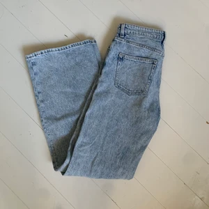 Monki jeans - Dom jätte populära jeansen från monki, dom är i bra skick och jätte snygga! Sitter bra över rumpan och har en snygg passform