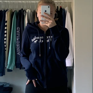 Munkjacka abercrombie & fitch  - Jätte fin och bekväm tröja från abercrombie & fitch som är i väldigt fint skick och snygg! Den är i storlek m men är liten i storleken så skulle mer säga att det är en s, perfekt nu i höst över en topp eller liknande💞