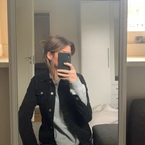 Svart jeansjacka  - Svart tight jeansjacka, bra kvalite, flertal fickor 