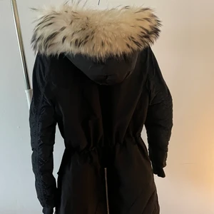 Dunjacka  - Dunjacka från Rock and blue med äkta päls. Storlek 36. Använd en vinter. Nypris 3999kr