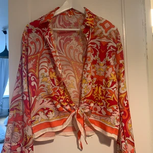 Färgglatt set - Blus med tillhörande shorts från SHEIN, endast testat! L men passar mindre oxå 