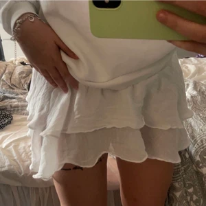 Vit volang kjol - Super söt vit volang kjol. 🌸 Köpt från Schein förra sommaren. Säljer pga att den aldrig kommit till användning. Tyget är lite genomskinligt vilket jag har kompenserat upp med underbyxor! Skulle säga att det är one size dock är den köpt i storlek L men har ett resor som gör att den passar fler. Köpt för 130kr säljer för 80 så riktigt bra pris. Vid flera intressen skapas en budgivning!
