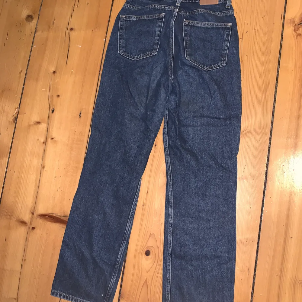 WEEKDAY JEANS ROWE - mörkblå, orginalpris:500kr, säljer pga för små, 250 inkl.frakt. Jeans & Byxor.