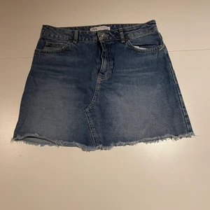 Zara jeanskjol, M - Det är en lite kortare jeanskjol i storlek M. Den sitter lite tajtare, men är ändå sann till storlek. 