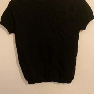 Svart t-shirt från zara med detaljer - Säljer en svart t shirt från Zara med diamant knappar i ryggen. Stl S. Använt ett fåtal gånger🤍