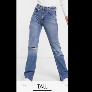 Supersnygga jeans från pull & bear i tall-modell. I princip oanvända då jag är 183 cm och dessa var lite för korta. Betalas via swish, köparen står för frakten💗💗