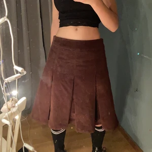 Brun manchester kjol - Cool kjol:) Brun i Manchester material från Åhlens. Jättefint skick!