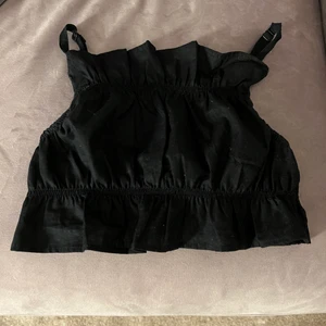 Svart topp från hm i stl xxs - En gullig svart topp från hm som aldrig kommer till användning. Säljer den för 30kr + frakt 20kr
