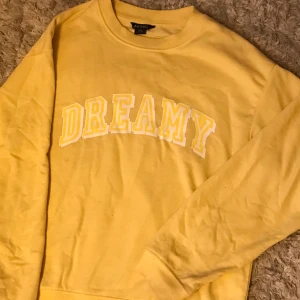 Gul sweatshirt  - Gul sweatshirt från Monki❤️används sällan. Köparen betalar frakten!
