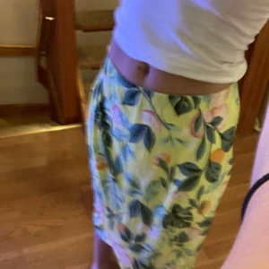 kjol - En as snygg kjol som även går att använda som klänning! Den är neon aktig😍