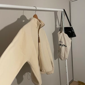 Fleecejacka  - En superfin fleece jacka/tröja som aldrig använts. Köpt på Gina trico. Frakt 66kr