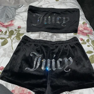 Juicy - Ett svart juicy sätt,helt ny förpackning finns kvar, alla paljetter är kvar och är i toppen skick! Tröjan i strl S och shortsen i strl xs (passar som s ocå) hela sättet köpt för 1100 säljer tröjan för 250 och hela sättet för 700,eller genom något byte!
