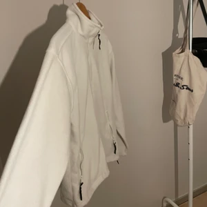 Vit fleecejacka  - Säljer min fina vita fleecejacka. Strl S-L. Sitter oversized på mig som är S. Frakt 66. 