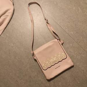 En rosa väska som är med jätte fin detljar och söta man kan diskutera om priset ☺️. 