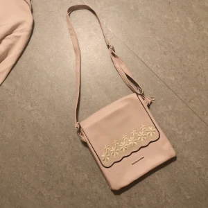 M - En rosa väska som är med jätte fin detljar och söta man kan diskutera om priset ☺️. 