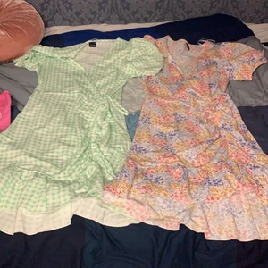 2 klänningar från Gina Trickot  - Säljer nu dessa två jätte fina klänningar från Gina trickot. Dom är nästan aldrig använda och är i mycket fint skick. Man får båda två för 90kr  ord pris 299kr st. Köparen står själv för frakt (56kr) tillsammans 146kr💓🙌