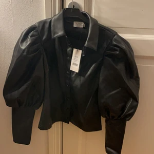 Skjorta  - Skinn skjorta jag tror det inte äka skin dock men den är från NA-dk storlek 32