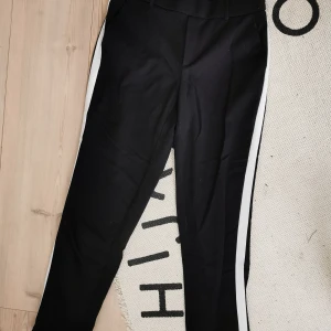 Byxa med revärer xs/32 - Byxa med revärer storlek xs/32 från Vero moda. Något nopprig i tyget, se bild 2.                      Köparen står för eventuell frakt, skickar med billigaste alternativet eller annat enligt önskemål ☺️