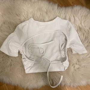 Öppen rygg - Vit tröja med öppen rygg lite för genomskinlig för min smak💕