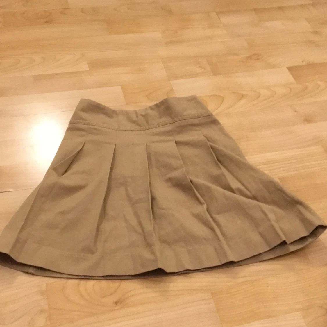 En beige söt kjol - 90